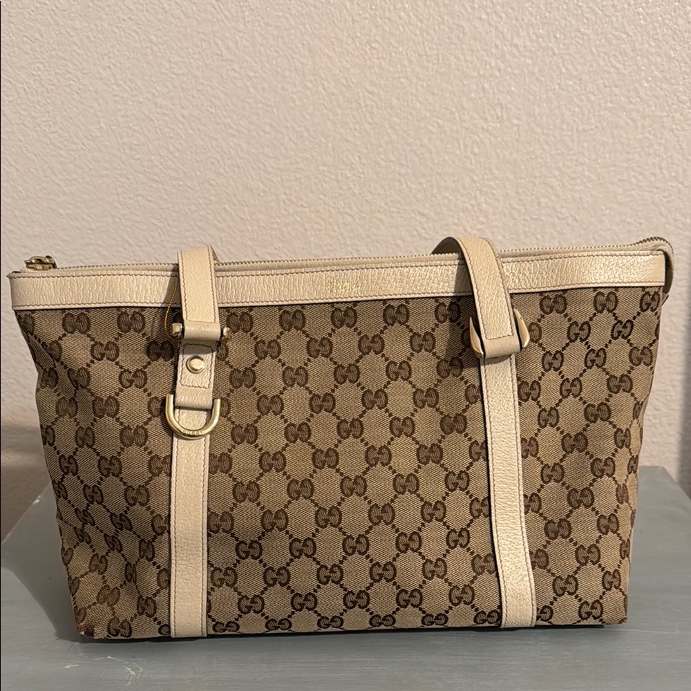 Gucci Medium GG Supreme Canvas Abbey Tote
